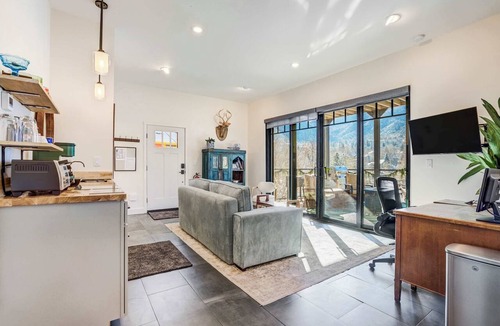 Manitou Springs Historic District Apartment | Redstone Terrace! Scenic Mountain View by Downtown