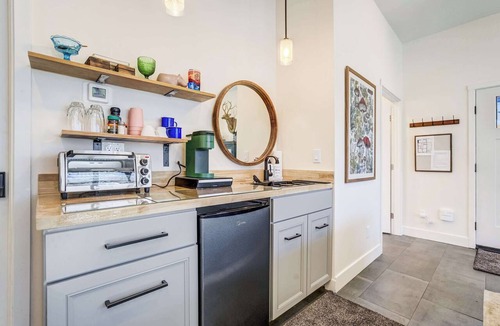 Manitou Springs Historic District Apartment | Redstone Terrace! Scenic Mountain View by Downtown
