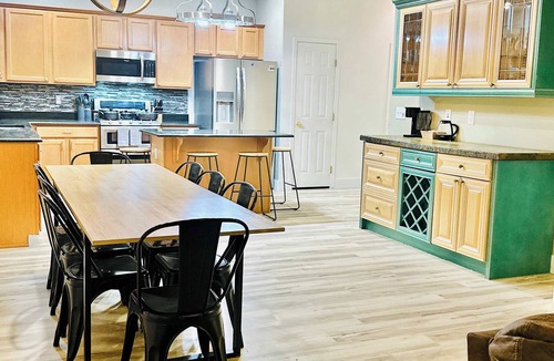 Fernley House | Regal Fernley Villa-20 Min to USA Pkwy|5Bedrooms|Sleeps19