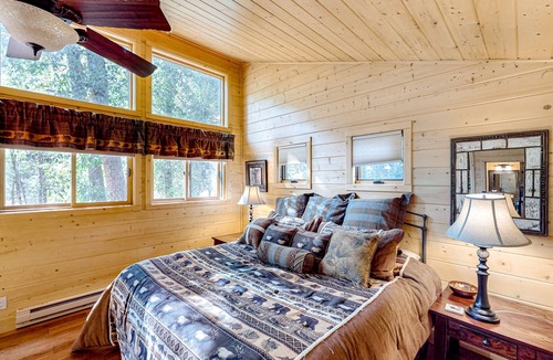 Almont Cabin | Reids River Retreat | Waterside cabin in Almont with deck, grill, & river access