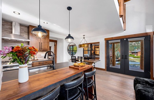 Estes Park Cabin | Relax in The Rockies – Located on Lake Estes, Jacuzzi and Indoor/Outdoor Fireplace