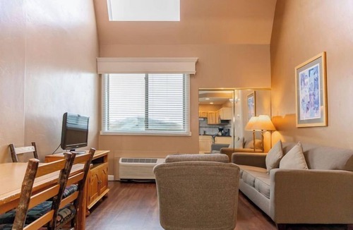 Steamboat Springs Hotel | Relax in the Hot Tub & Sauna at this Scenic Studio w/Shuttle Service! Parking