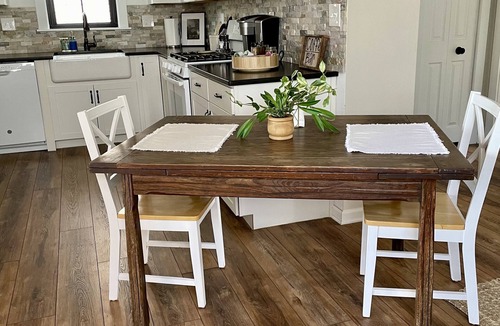 Willoughby Cottage | Relax on Lake Erie at our charming 2-bedroom cottage