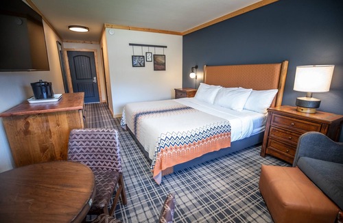 Mammoth Lakes Hotel | Relaxing Alpine Rooms Near Scenic Lakes & Mammoth Mountain Ski Areas! 3 Units