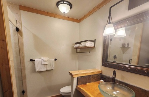 Mammoth Lakes Hotel | Relaxing Alpine Rooms Near Scenic Lakes & Mammoth Mountain Ski Areas! 3 Units