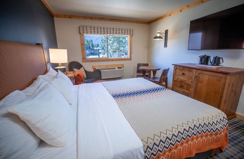 Mammoth Lakes Hotel | Relaxing Alpine Rooms Near Scenic Lakes & Mammoth Mountain Ski Areas! 3 Units