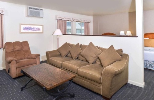 Solvang Hotel | Relaxing Getaway! Lounge by the Pool, Enjoy Continental Breakfast and Parking!