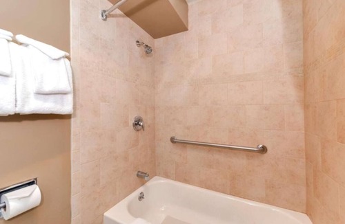 Solvang Hotel | Relaxing Getaway! Lounge by the Pool, Enjoy Continental Breakfast and Parking!