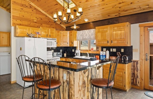 Creede House | Relaxing Mountain Getaway with Scenic Views & Outdoor Space