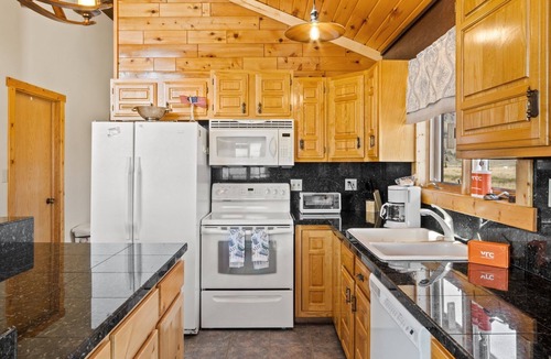 Creede House | Relaxing Mountain Getaway with Scenic Views & Outdoor Space