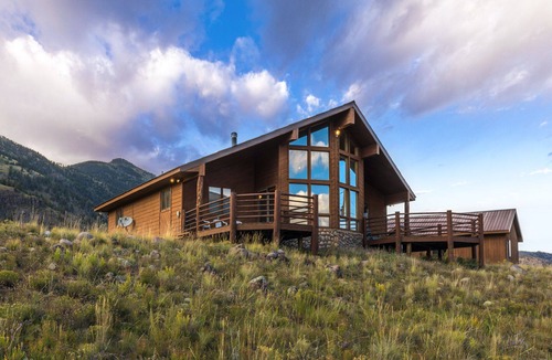 Creede House | Relaxing Mountain Getaway with Scenic Views & Outdoor Space