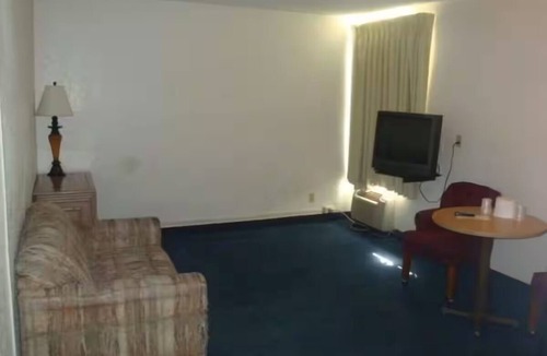 Lake Havasu City Hotel | Relaxing Room Near London Bridge & Windsor Beach | Free Parking, Pets Allowed