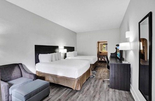 Downtown Hollywood Hotel | Relaxing Stay Near Hollywood Beach with Swimming Pool & Free Breakfast