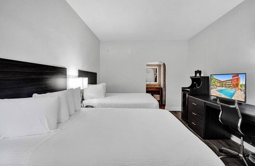 Downtown Hollywood Hotel | Relaxing Stay Near Hollywood Beach with Swimming Pool & Free Breakfast