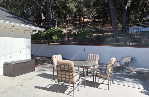 Atascadero House | Remodeled 4BR Retreat - FirePit + Basketball Court