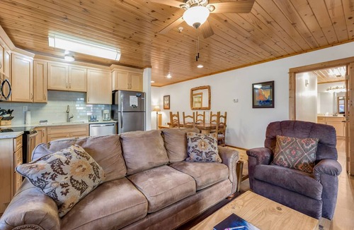Fall River Estates Condo | Remodeled Riverfront Retreat Private Hot Tub