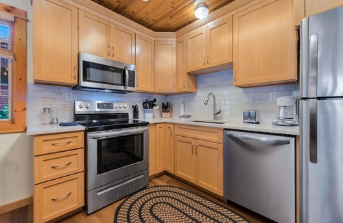 Fall River Estates Condo | Remodeled Riverfront Retreat Private Hot Tub