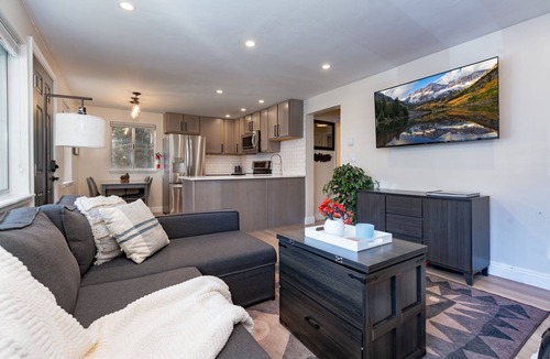 Aspen Apartment | Renovated Aspen 2BR | Pool & Saunas! Walk to Town!