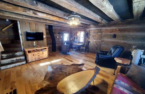 Tippecanoe House | Renovated Cottage with Spa Surrounded by Beautiful Hiking Trails by Tappan Lake in Ohio
