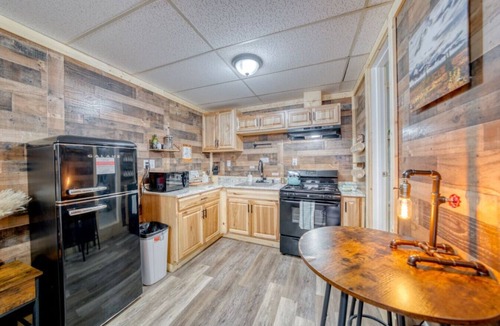 Leadville Apartment | Renovated Dog Friendly Room w Hot Tub Leadville-B