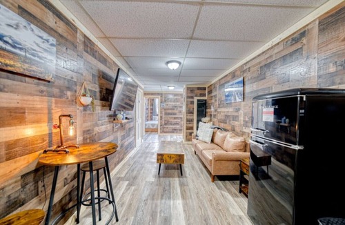 Leadville Apartment | Renovated Dog Friendly Room w Hot Tub Leadville-B