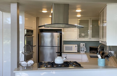 Lantern District House | Renovated Mid-century - Walk to Harbor/Doheny!