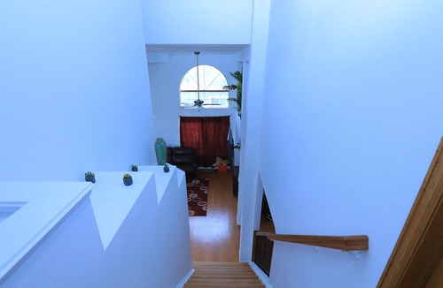 Seven Hills House | Renovated ,Private,quiet,comfy,clean 3 bds house