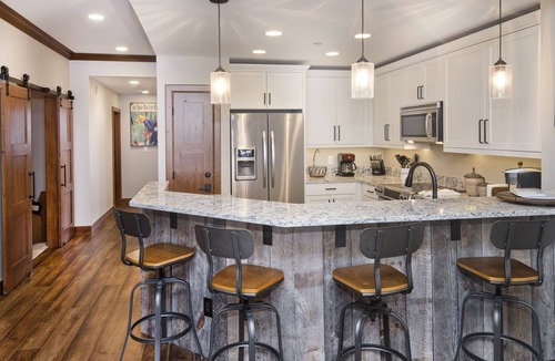 Highlands Townhomes Condo | Renovated Ski-in/Ski-Out Condo | Great Location | Hot Tub & Pool