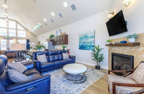 Central Colorado Springs Apartment | Resort Like Amenities King bd Qn bd Sofa bd Fast Wi-Fi Slps7