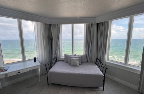 East Fort Lauderdale Resort | Resort located directly on the sand of the Atlantic Ocean! Room w/an oceanview!