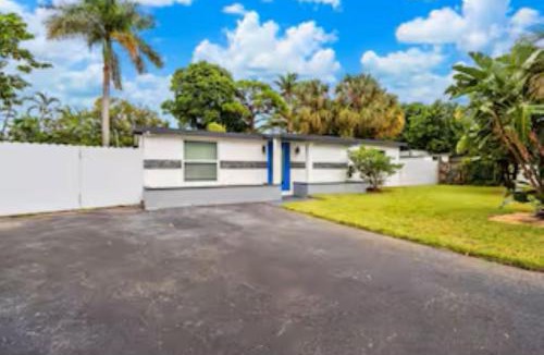 Pompano Beach House | Resort Villa, Modern Pool & Outdoor Dining