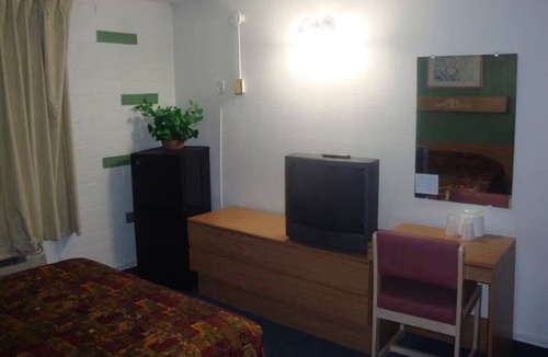 Lake Havasu City Hotel | Restful Stay Near Local Restaurants | w/Free Parking + Pets Allowed