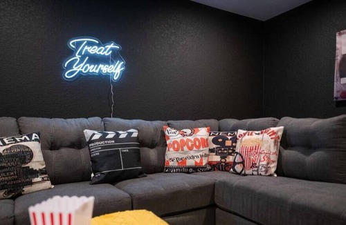 Alta Vista Area House | Retro Denver Retreat W/ Fun Games & Movie Room!