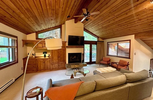 Eagle-Vail House | Retro Mountain Getaway minutes from skiing and golf in Vail Valley