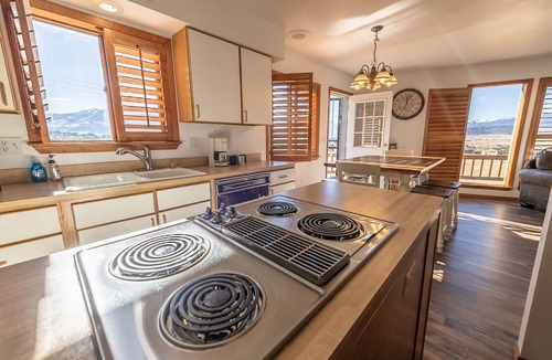 Salida Cabin | Rhode's Hideaway- Dog Friendly, Minutes to Salida, Close to Monarch