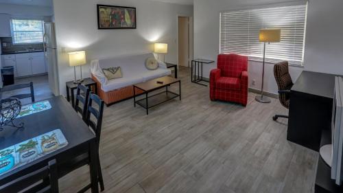 Downtown Hollywood Hotel | Richard's Motel Courtyard
