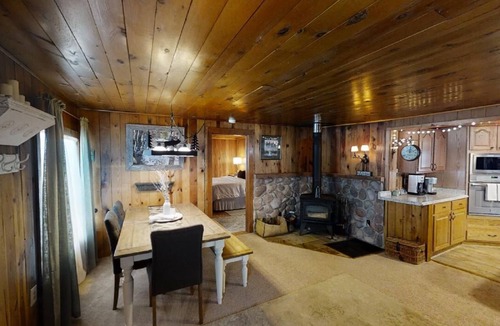 Red River House | Ridgeview Lodge - In Town - Jacuzzi Bathtub - Fenced Yard