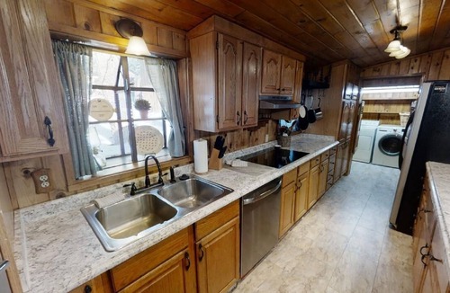 Red River House | Ridgeview Lodge - In Town - Jacuzzi Bathtub - Fenced Yard