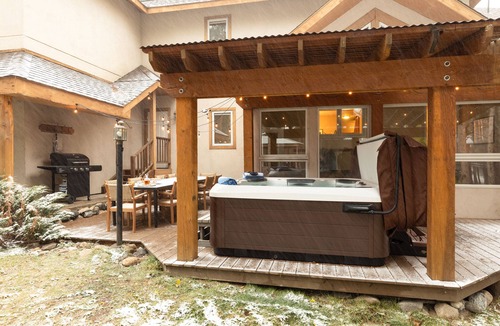 Peak 8 House | River Rock by AvantStay | 8 Bedroom Ski Estate w/Hot Tub & Movie Theatre