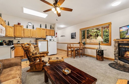 Fall River Estates Condo | River Views Private Hot Tub Close to RMNP