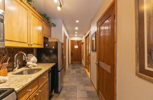 Four O'Clock Apartment | Riverbend Centennial Run Condo: Ski In/Out