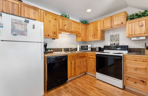 Fall River Estates Condo | Riverfront Escape Private Hot Tub Close to RMNP