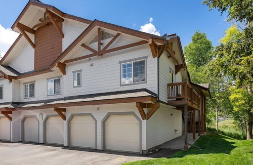 Edwards Condo | Riverfront Retreat near Beaver Creek - Hot Tub