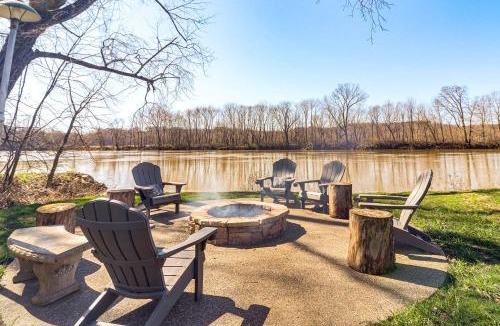 Zanesville House | Riverfront Zanesville Getaway w/Private Bar!