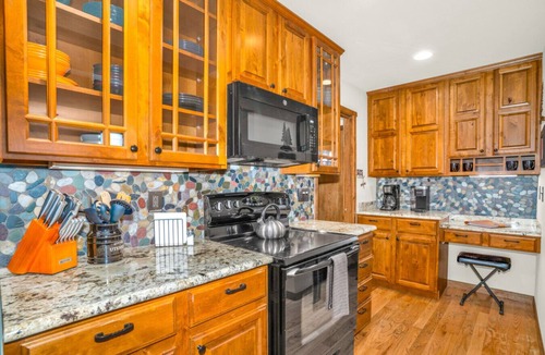 Estes Park Villa | Riverside Luxury RMNP Townhome