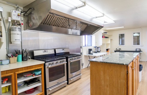 Loa Hotel | Road Creek Inn