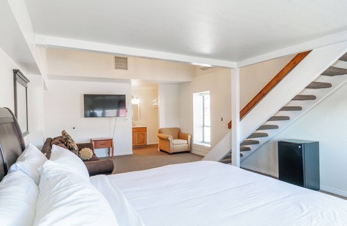Loa Hotel | Road Creek Inn