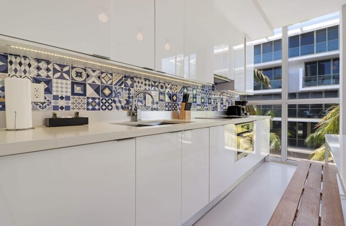 South Pointe Apartment | Roami at 250 Collins