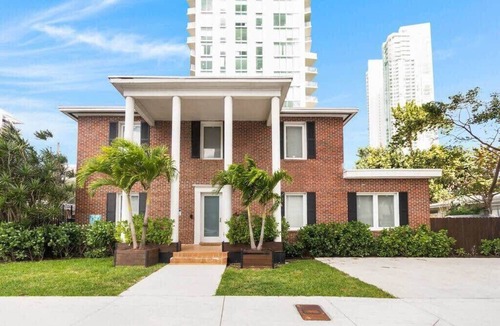Midtown House | Roami at Bayview Place | Penthouse |Tub |6 Bed