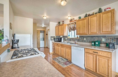 Florissant House | Rocky Mtn Cabin w Views, Deck & Game Room